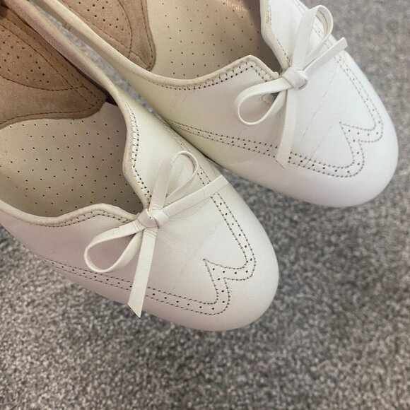 Vintage Clinic White Leather Low Pump Heels W Wingtip Victorian Style Size 7 1/2 - Picture 8 of 11